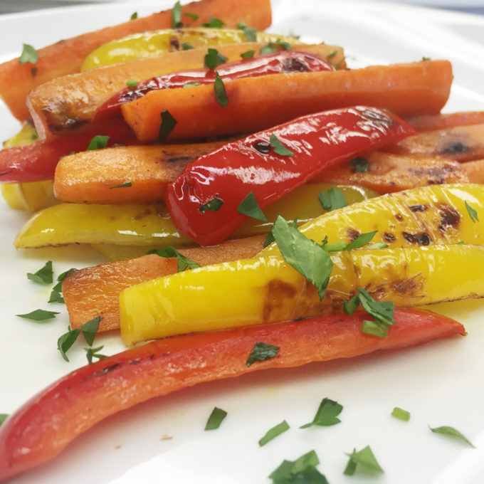 Searching for an upgrade to your regular snack? Look no further! Caramelized natural sugars, roasted carrots & sweet bell peppers make this a go-to snack!